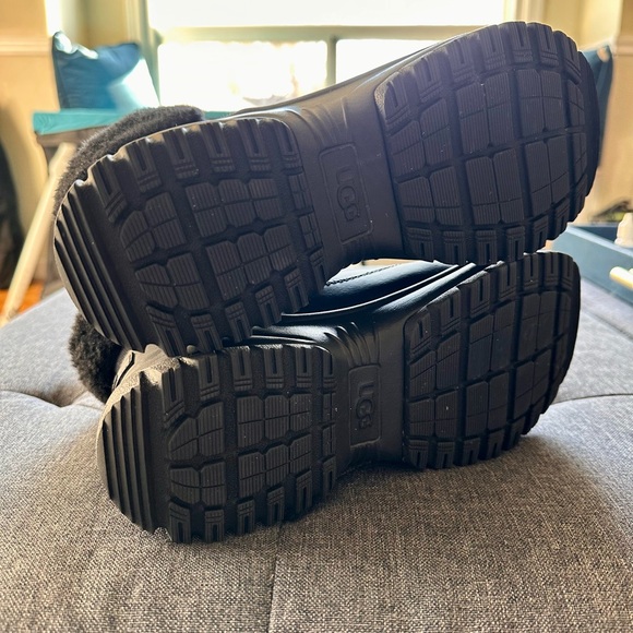 UGG Yose Fluff V2 Waterproof Snow Boots Women’s 7 Black❄️❄️❄️ - Picture 8 of 11